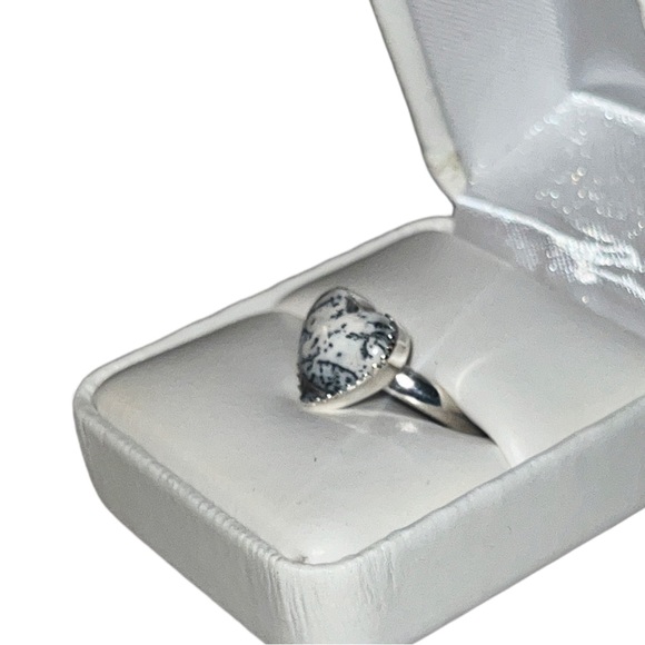 Estate NIB- Natural White Dendrite Opal Sterling Silver Heart Ring (APPRAISED) - Picture 11 of 12